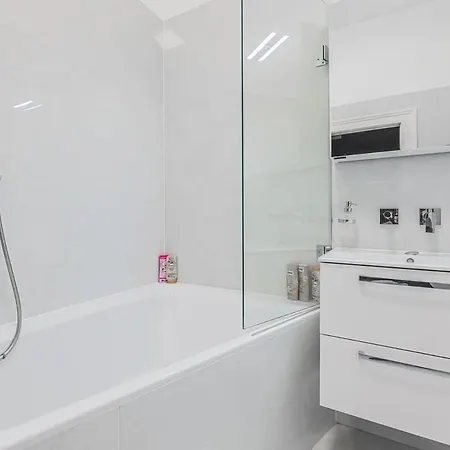 Private Room, Ac, W Kitchen * 프라하