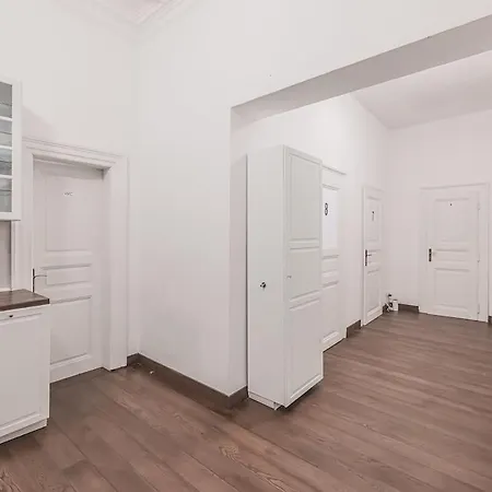 Private Room, Ac, W Kitchen 아파트